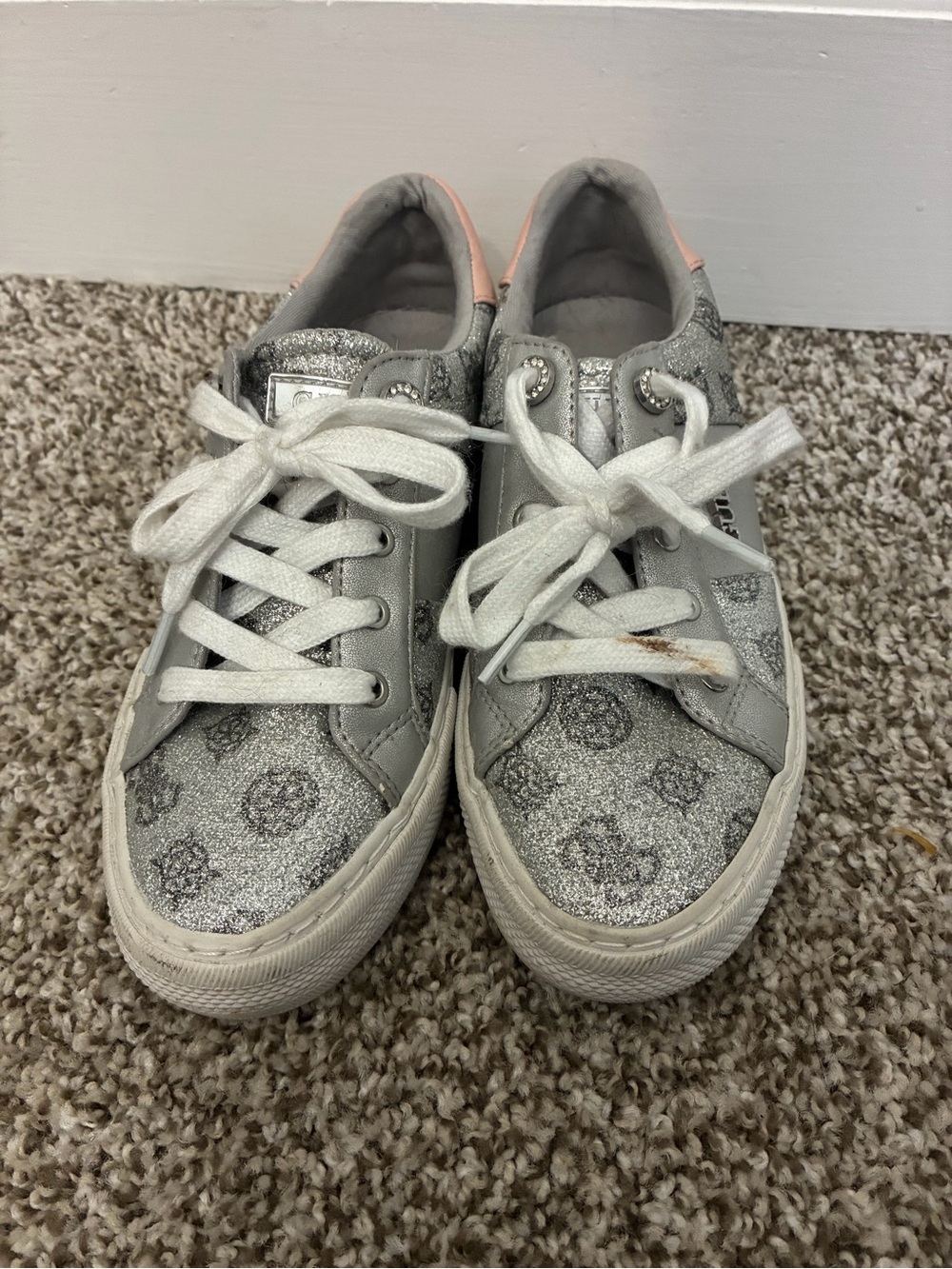 GUESS Silver Glitter Logo Low-Top Sneakers with Pink Heel